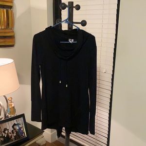 i'm selling a size small sweater it's very beautiful it's blac.